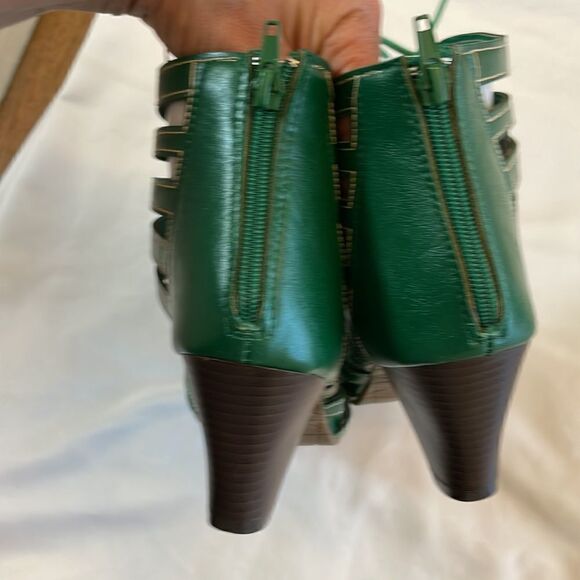 RASOLLI GREEN LACE UP CUT OUT SHOOTIES.  ZIP UP BACK.  NEW IN BOX - Picture 5 of 8